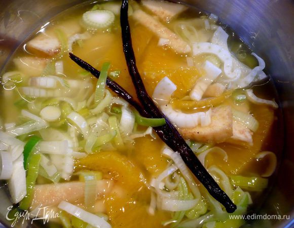 Готовим соус. В сотейник выкладываем фенхель, айву и ломтики апельсина, покрываем ванильной жидкостью (пару столовых ложечек жидкости сохраняем для рыбы) и варим около пяти минут. Сливаем жидкость. Добавляем в сотейник к фенхелю и айве столовую ложку сливочного масла, ставим на огонь, ждем пока масло растопится, все время помешивая, вводим муку, перемешиваем. Как только мука приобретет золотистый цвет, добавляем порциями молоко, постоянно помешивая, чтобы не было комков. Варим еще пару минут до загустения на медленном огне. Снимаем с огня. Солим и перчим. Добавляем яблочный сок. Пюрируем в блендере. 