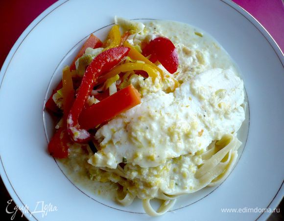В форму вливаем пару ложек ванильной жидкости. И оставляем рыбку еще минут на 10 отдыхать в выключенной духовке. Подаем с соусом и любым любимым гарниром (например, с тальятелле). Приятного аппетита!