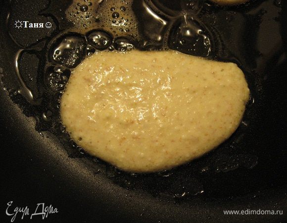 










А чтобы получились сердечки, наливаем тесто ложкой, делаем такой лепесточек с одной стороны, это будет одна сторона сердечка и добавляем ещё ст.ложку, другой лепесточек с другой стороны в форме сердечка, тесто наливаем внахлёст, начиная с острого конца сердечка и оставляем сверху промежуток как у сердечка :), когда тесто густое как сметана делать это очень легко, я делала первый раз и у меня получилось, идея как делать сердечки c американского блога :). Обьяснения мои :)