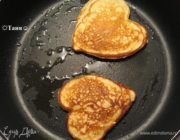 







Немножко зарумянились они на сливочном масле :), сын любит румяненькие, а я светленькие, у нас получилось 2 румяненьких и два светленьких :))