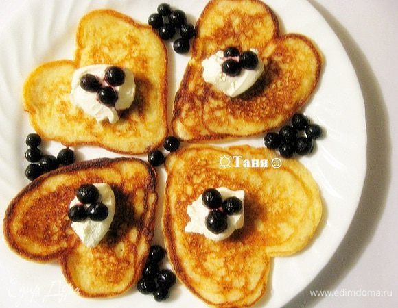 






Я их подала с голубикой и сметаной, они получились очень нежные и вкусные, на вкус как приятный лимонный десерт, мне они очень понравились. Угощайтесь, приятного аппетита :)!
