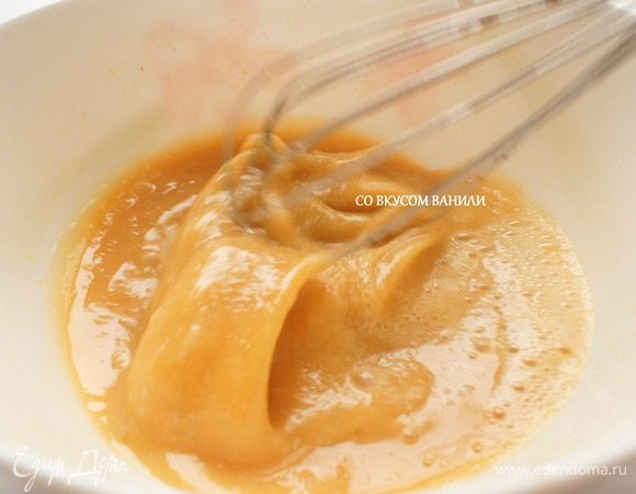 В отдельной миске взбить яйца с сахаром и ванилином. 