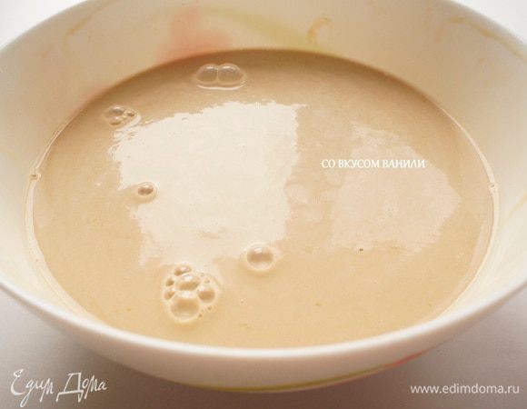 Яичную смесь соединить с молочной и хорошо перемешать.