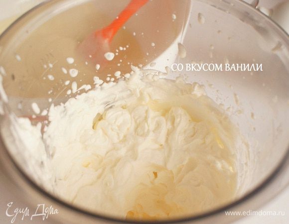 Взбить сливки.