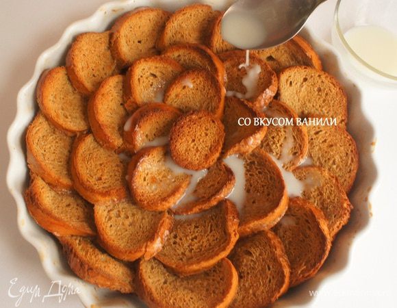 Когда пудинг остынет, польем его глазурью.
В миске смешать 2 ст.л. молока с  2 ст. л. сахарной пудры.