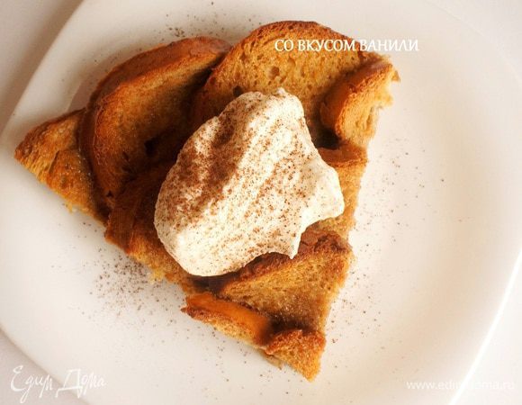 При подаче на каждый кусочек пудинга положить крем и присыпать его какао-порошком.