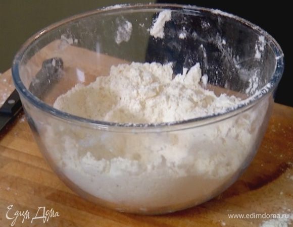Приготовить тесто: муку с предварительно охлажденным сливочным маслом порубить ножом и растереть все в крошку.