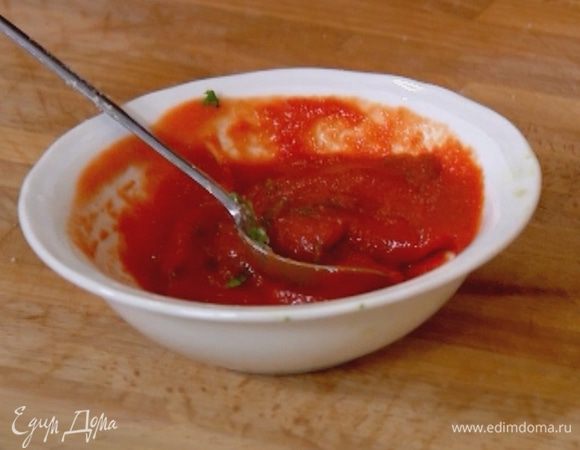 Томатную пасту перемешать с протертыми помидорами, посолить, добавить базилик и перемешать.