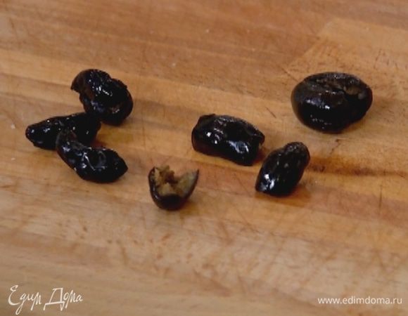 Оливки измельчить.