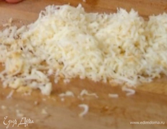 Сыр натереть на мелкой терке.