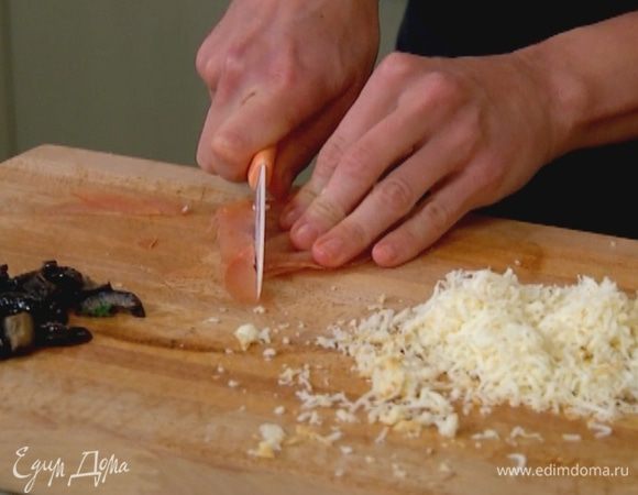 Индейку нарезать полосками.