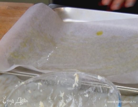 Противень выстелить бумагой для выпечки, смазать ее растительным маслом.