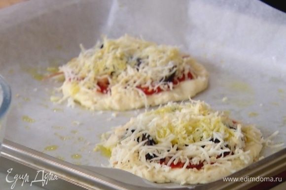 Каждую лепешку смазать томатной заправкой, выложить индейку, оливки, посыпать тертым сыром и сбрызнуть оливковым маслом.