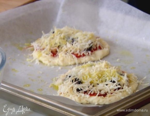 Каждую лепешку смазать томатной заправкой, выложить индейку, оливки, посыпать тертым сыром и сбрызнуть оливковым маслом.