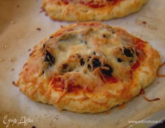 Выпекать пиццы в разогретой духовке 7 минут.