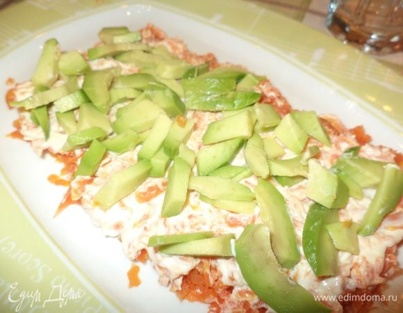 Отварите, остудите и очистите овощи. Морковь натрите на средней терке, смешайте с майонезом, уложите на блюдо первым слоем. Авокадо очистите и нарежьте соломкой. Уложите на морковь и также смажьте майонезом.