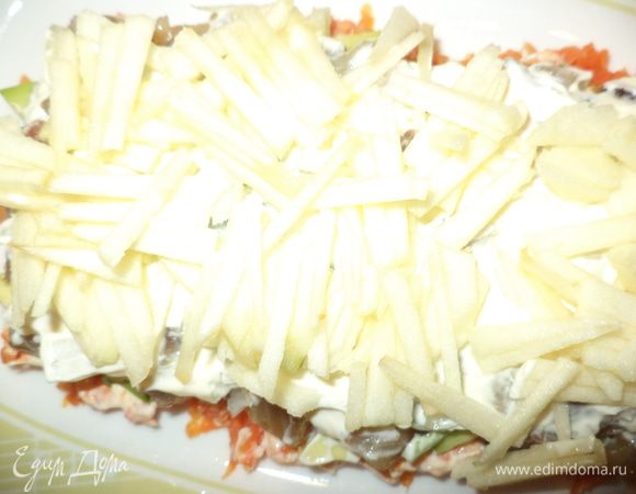 Яблоко очистите и нарежьте соломкой — это следующий слой салата. Его также нужно промазать майонезом.