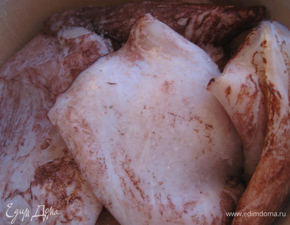 У кальмаров вычистить внутренности, твердые пластины,  помыть. 
