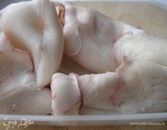  Опустить их в подсоленный кипяток. Проварить  2 -3 минуты. Слить воду. Дать кальмарам остыть. 


