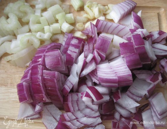 Порезать сельдерей, чеснок ( пластинами),  лук (крупными квадратами).
