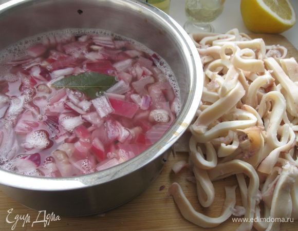 Нарезать кальмары  кольцами. Приготовить маринад.  Вскипятить воду и смешать с уксусом. Положить  лук, сельдерей, перец горошком, чеснок, лавровый лист. Залить кальмары горячим маринадом.
