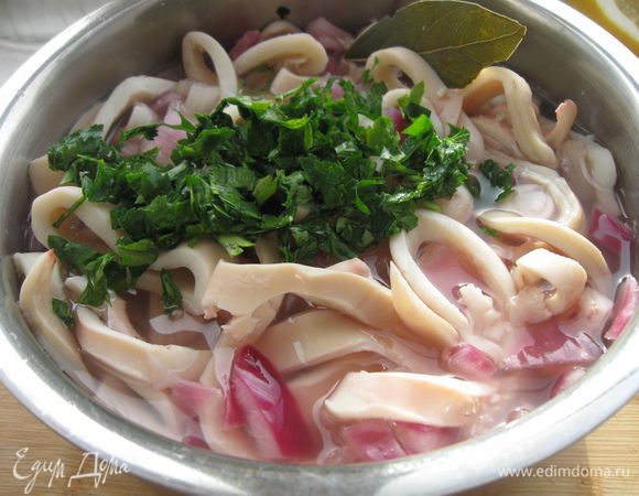 Порезать петрушку, добавить в маринад.
