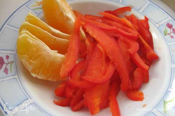 Порезать красный перец максимально тонкими пластинами. Апельсин очистить.