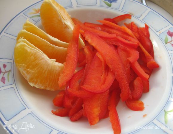 Порезать красный перец максимально тонкими пластинами. Апельсин очистить.