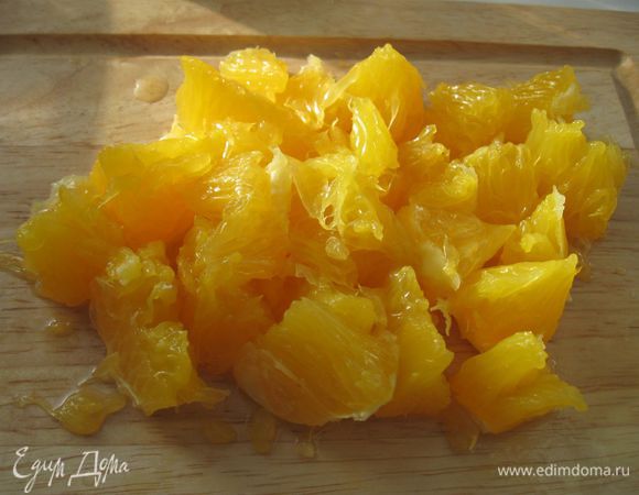  Апельсин разобрать на дольки, освободить от пленок, косточек.