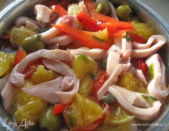 В маринад  положить  оливки, каперсы и апельсин. Поставить мариноваться в холодильник на  2- 3  часа. За полчаса до окончания маринования добавить перец.