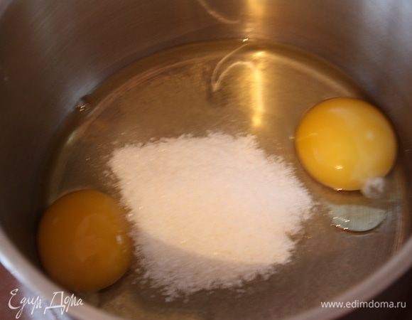 Сначала бисквит. Я делала его 2 раза. первый раз не рассчитала с яйцами и мукой. Берем 2 больших яйца,добавляем сахар,чтобы яйца сразу не сварились.Все это отправляем в кастрюлю с толстым дном.ставим не медленный огонь и помешивая доводим до 45 градусов.