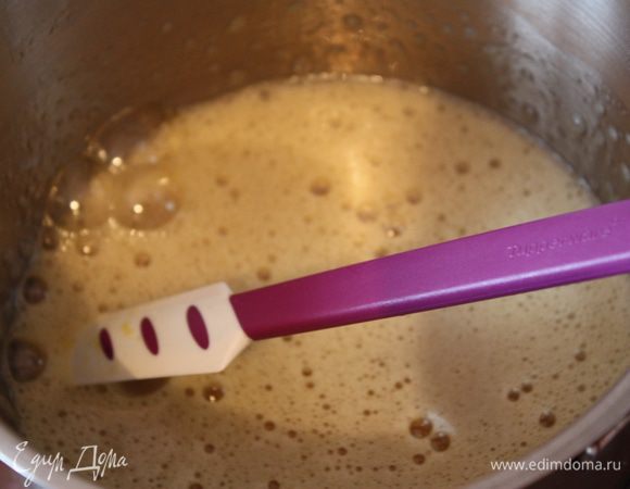 Масса должна начать светлеть. Если нет термометра,то не упустите тот момент,когда пойдет пар от массы,сразу же снимайте. Определенная температура нужна,чтобы масса вобрала в себя максимально воздуха,от того лучше и пышнее взбивается.