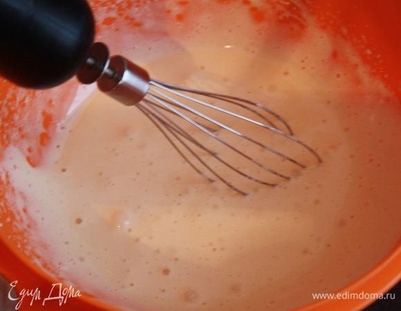 Массу переливаем в миску и начинаем взбивать на максимальной скорости.