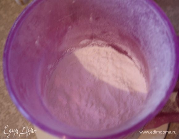 Тем временем смешиваем муку с крахмалом и просеиваем несколько раз.Я туда же сразу добавила и семена ванили.