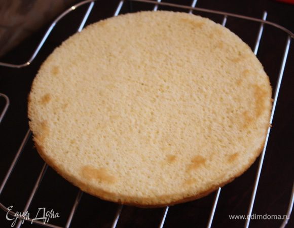 Потом разрезаем его на 2 части,ножом пилкой или леской. Вот такой он воздушный и очень нежный.