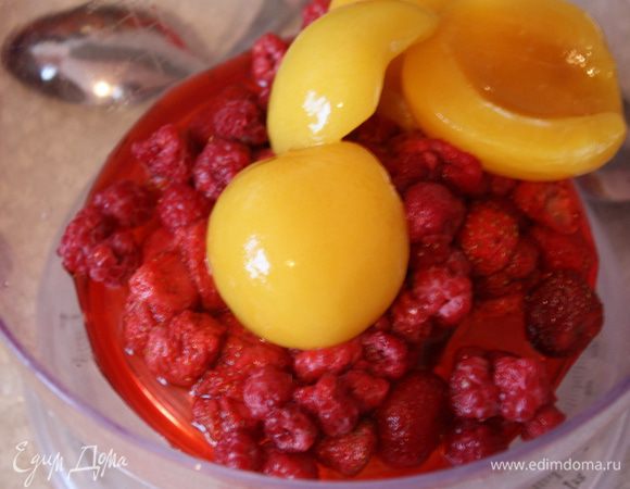 Теперь ягодное желе. по рекомендации самого Монтерсино вместо манго можно взять консервированный персик.Ягоды я брадла замороженные. предварительно их разморозила и слила лишний сок. Оставляем немного ягод.