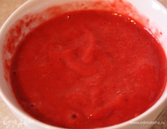 Из ягод делаем пюре.