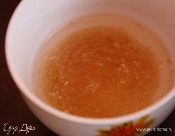 Теперь желатин. У меня было мало листового и я его оставила на глазурь. Использовала порошковый. Отлично все получилось Замачиваем в маленькой кружке 8 г порошкового желатина в холодной воде и оставляем на 10-15 минут. Воды наливаем так,чтобы над желатином было расстояние равное толщине пальца. Перемешиваем, чтобы убрать лишний воздух.