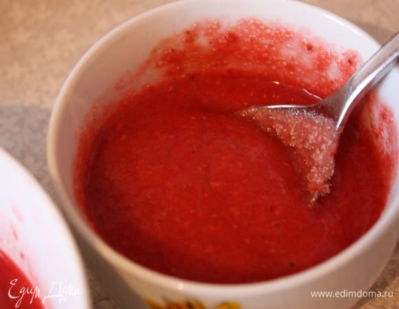 Теперь главное. Берем примерно 4 часть пюре. Разогреваем его в микроволновке или на водяной бане. Добавляем туда наш желатин и мешаем-мешаем-мешаем.пока желатин не растворится.