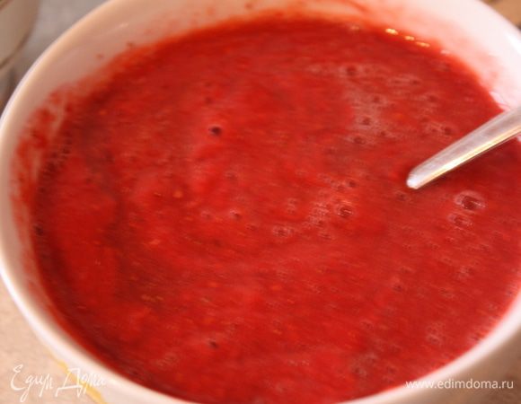 Теперь добавляем пюре с желатином в остальную массу. Я на всякий случай его еще и протерла через сито. Отличное гладкое желе получилось.