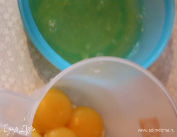 Теперь переходим к крему-муссу.  Первым делом замачиваем также желатин,как я описывала ранее. Для крема нам нужно отделить 6 белков от желтков. Белки убираем в морозилку))) ПРИГОДЯТСЯ потом обязательно для чего-нибудь!!