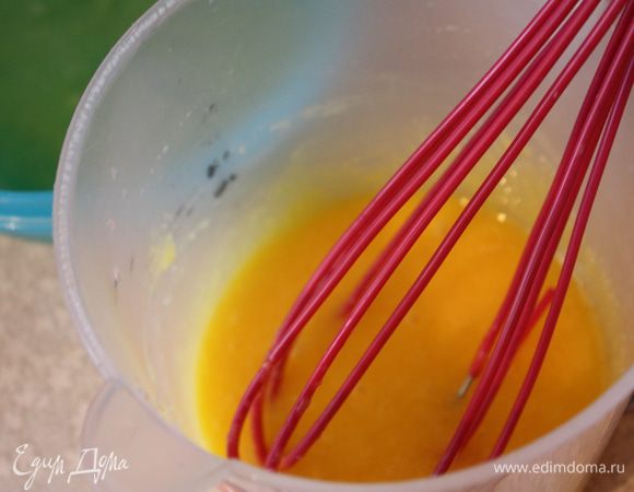 Желтки смешиваем с сахаром.