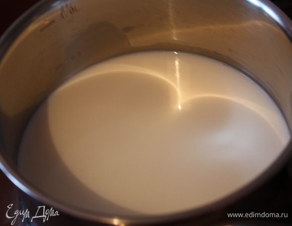 Ставим подогреваться молоко.Доводим его почти до кипения.