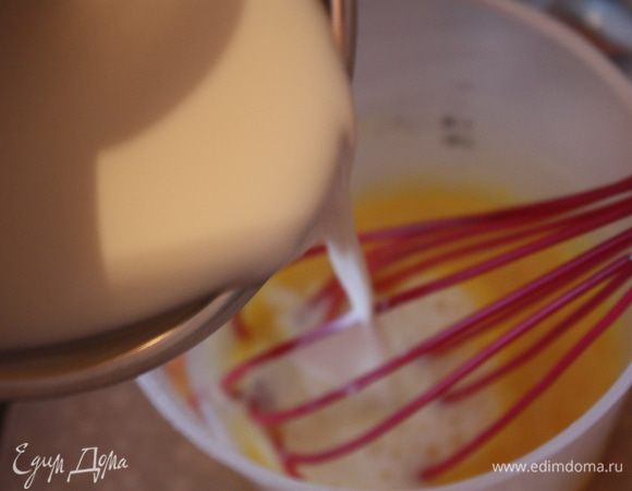 Теперь выливаем молоко в наши желтки,быстро перемешиваем и переливаем обратно. это нужно,чтобы наши желтки не сварились.