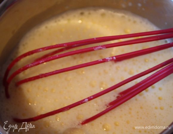 Теперь на медленно огне "варим" наш крем,постоянно помешивая  венчиком, доводим массу до 85 градусов (если есть термометр) или до загустения, вы почувствуете небольшое загустение и сопротивление. Постоянно мешаем!! не даем яйцам свариться!