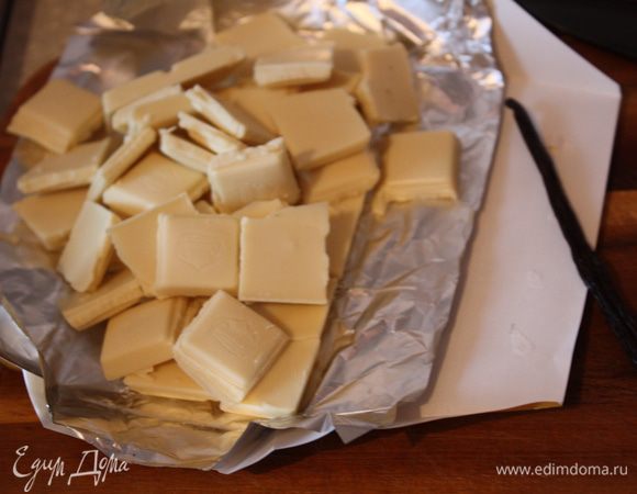 Поломаем шоколад и приготовим ваниль.