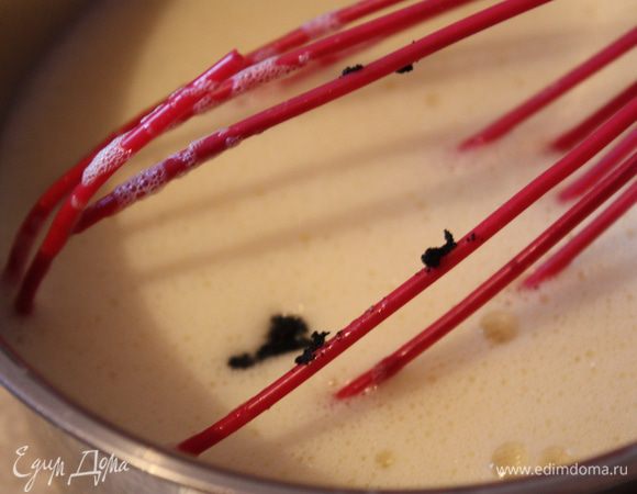 Снимаем массу с огня и сразу же добавляем семена ванили и наш шоколад хорошо все перемешиваем.