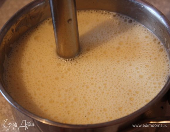 Смешиваем с остальной массой и пробиваем все блендером. оставляем остывать до комнатной температуры.