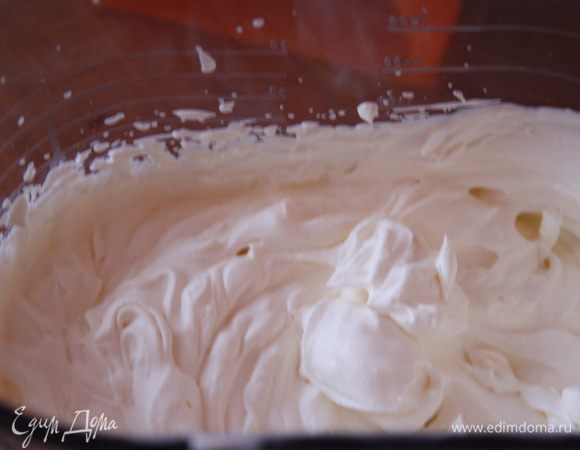 Взбиваем сливки до устойчивых пиков.