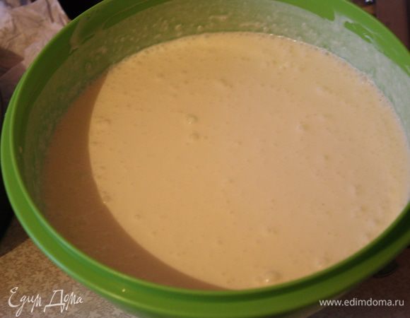 И смешиваем с остывшим кремом. Вот такая миска наивкуснейшего крема получилась!